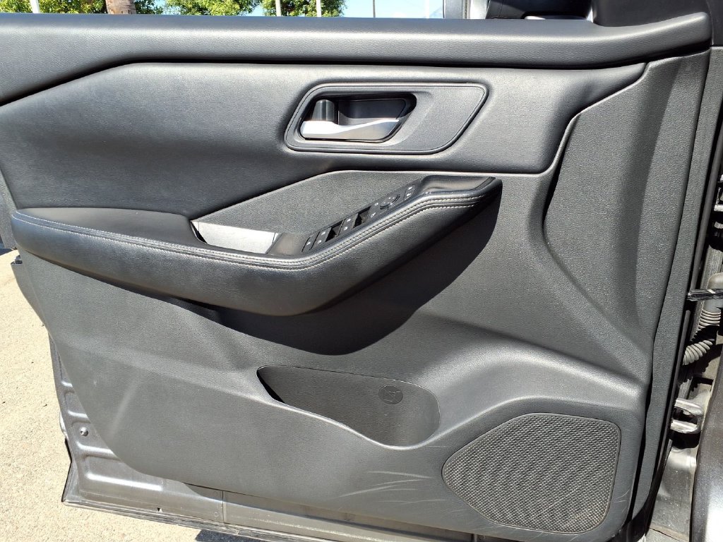 Certified 2025 Nissan Rogue SV FWD image 25
