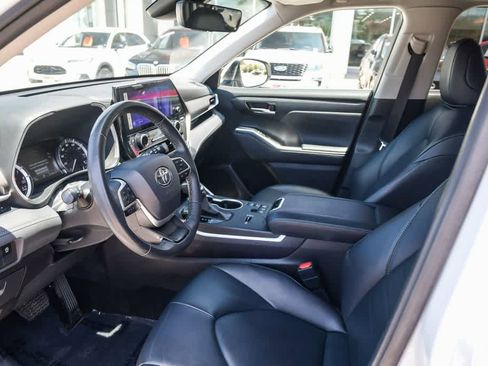 Used 2024 Toyota Highlander XLE FWD image 16