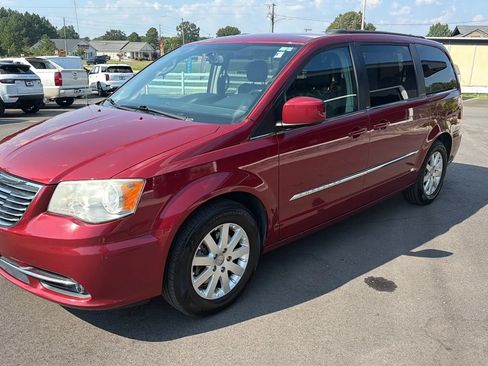 Used 2014 Chrysler Town & Country Touring FWD image 3
