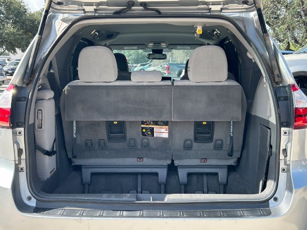 Used 2019 Toyota Sienna LE w/ LE Preferred Package FWD image 13