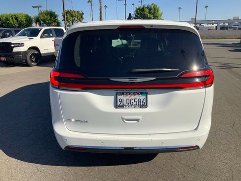 Certified 2024 Chrysler Pacifica Touring-L FWD image 6