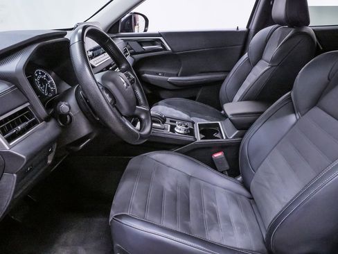 Used 2024 Mitsubishi Outlander SE image 9