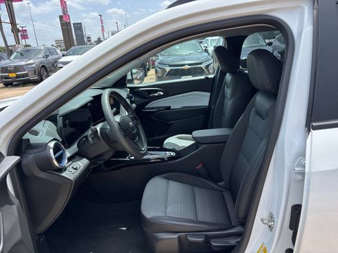 Used 2025 Chevrolet Trax LT FWD image 25