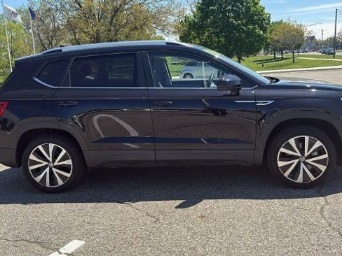 Used 2024 Volkswagen Taos SE image 2