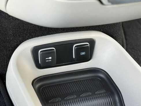 Used 2017 Chrysler Pacifica Touring-L image 33