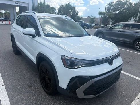 Used 2025 Volkswagen Taos SE w/ Black Wheel Package FWD image 5