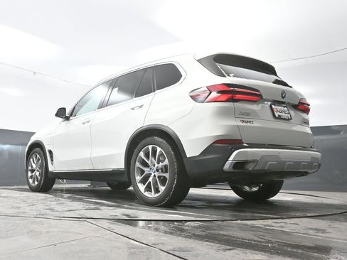 Used 2025 BMW X5 xDrive50e AWD/4WD image 49