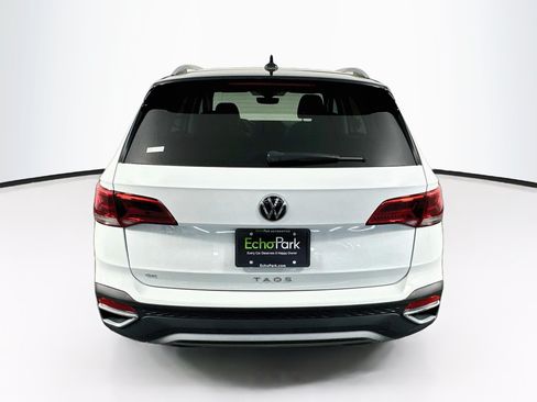 Used 2023 Volkswagen Taos SE w/ Panoramic Sunroof Package FWD image 7