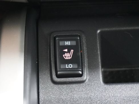 Used 2021 Nissan Titan SV w/ SV Convenience Package image 21