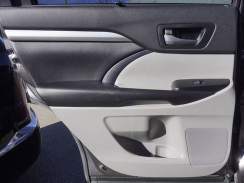 Used 2018 Toyota Highlander XLE image 28