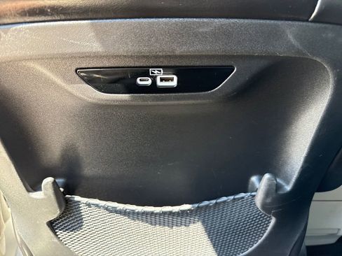 Used 2023 Chrysler Pacifica Touring-L image 39