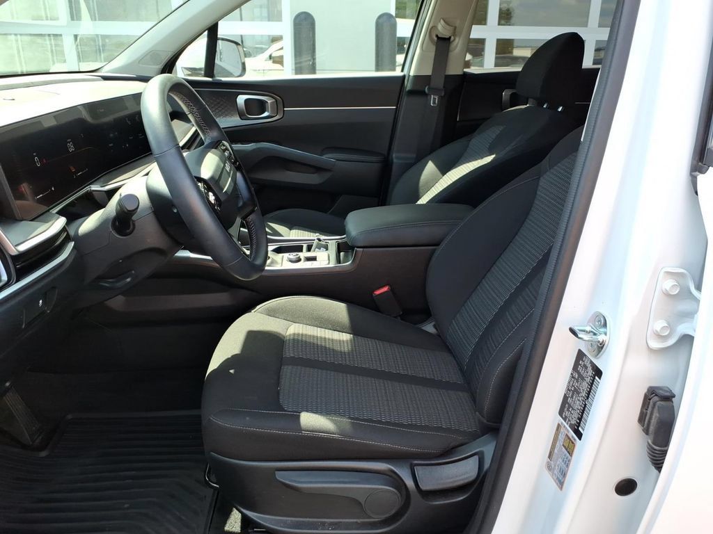 Certified 2026 Kia Sorento LX FWD image 12