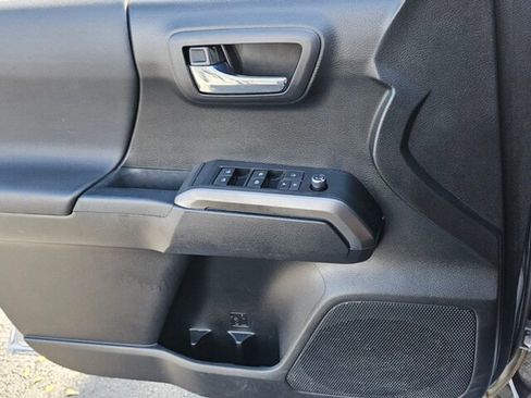 Used 2017 Toyota Tacoma TRD Sport image 30