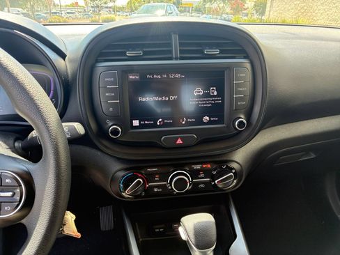 Used 2025 Kia Soul LX w/ LX Technology Package FWD image 17