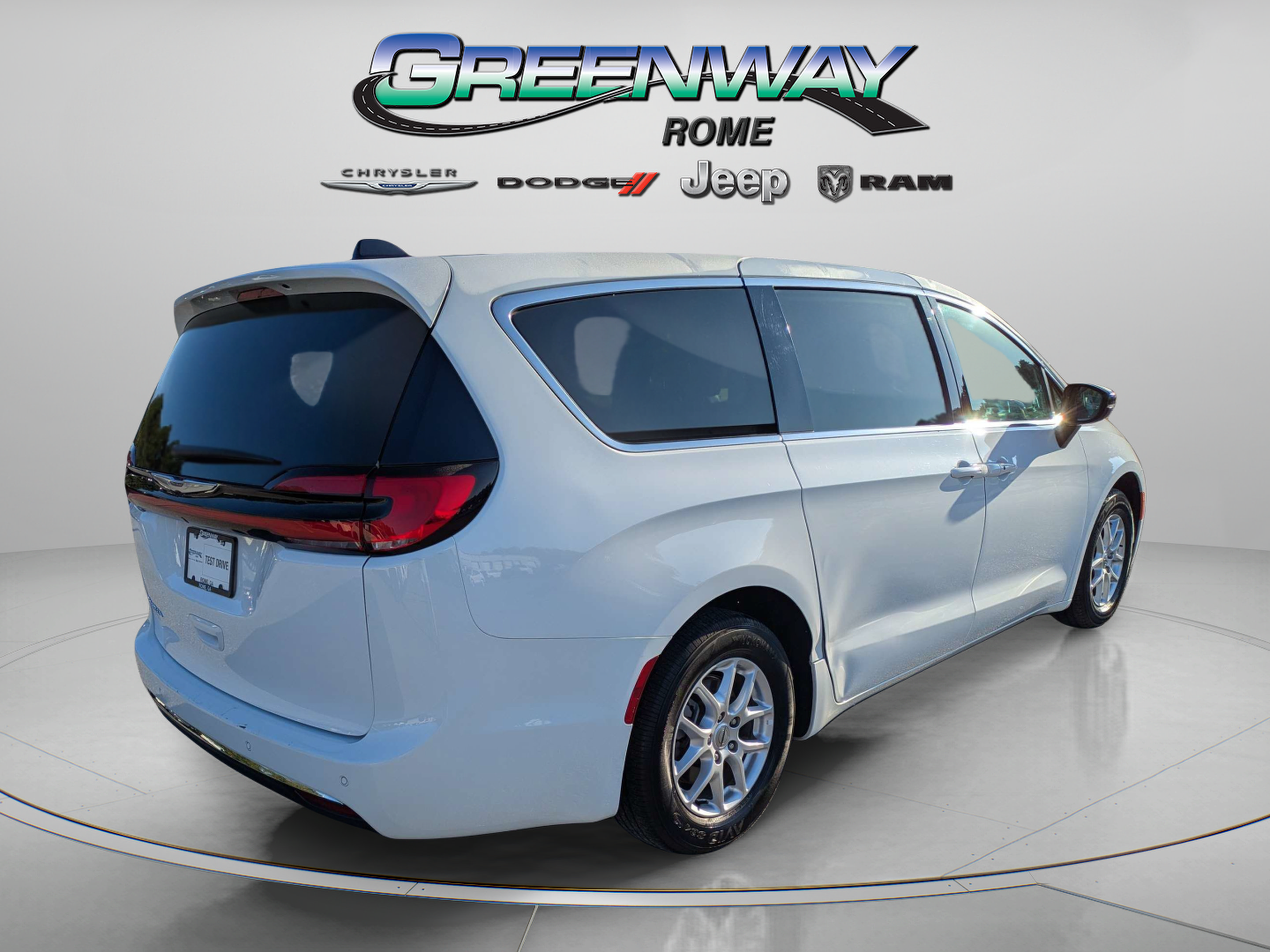 Used 2025 Chrysler Pacifica Select FWD image 7