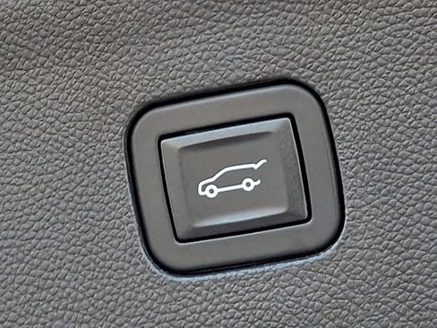 Used 2020 Buick Enclave Essence w/ Sound and Sites Package image 32