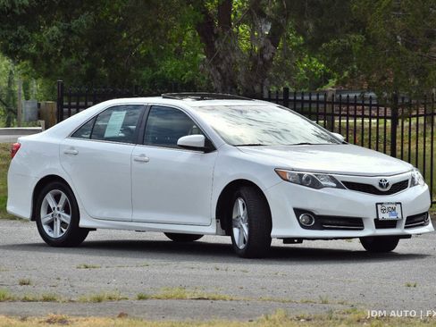 Used 2014 Toyota Camry SE w/ Moonroof Package image 4