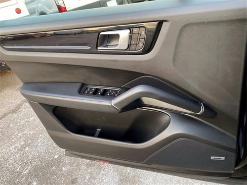 Used 2022 Porsche Cayenne Platinum Edition image 22