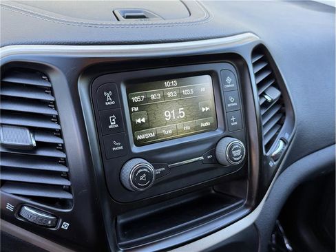 Used 2018 Jeep Cherokee Latitude AWD/4WD image 16