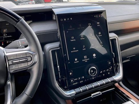 Used 2025 GMC Yukon XL Denali w/ Denali Reserve Package image 9