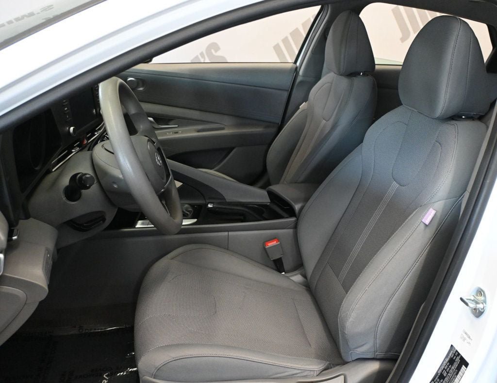 Used 2021 Hyundai Elantra SE FWD image 16
