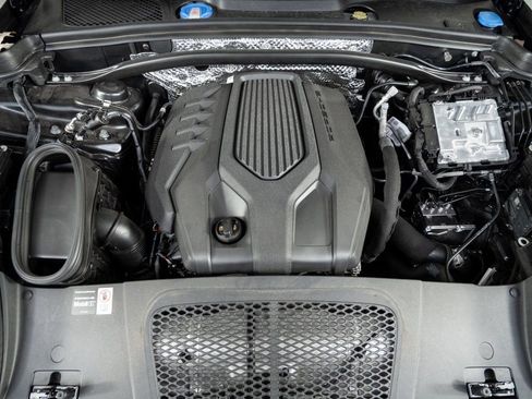 Certified 2025 Porsche Macan image 34