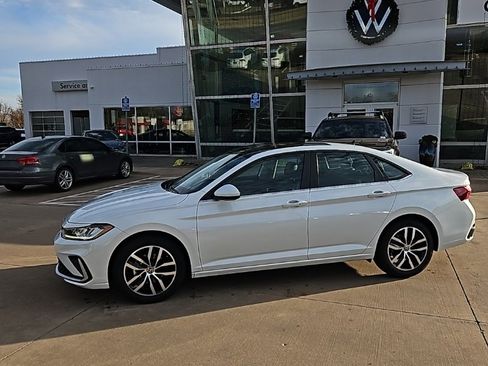 Used 2025 Volkswagen Jetta SE image 8