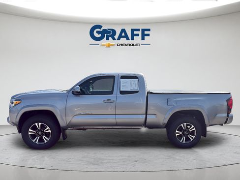 Used 2018 Toyota Tacoma TRD Sport AWD/4WD image 3