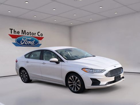 Used 2020 Ford Fusion SE image 3