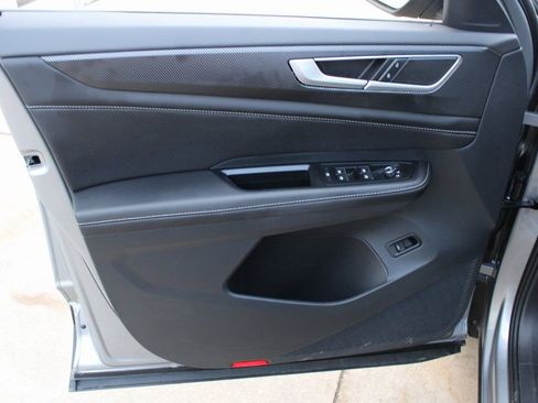 Certified 2025 Volkswagen Atlas Cross Sport SEL image 7