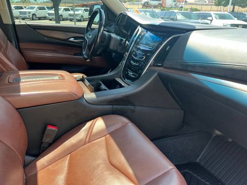 Used 2018 Cadillac Escalade Premium Luxury AWD/4WD image 27