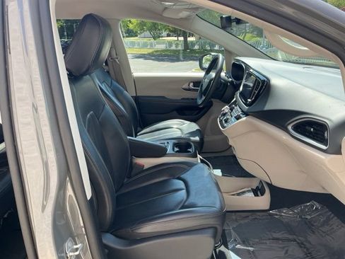 Used 2023 Chrysler Pacifica Touring-L FWD image 31