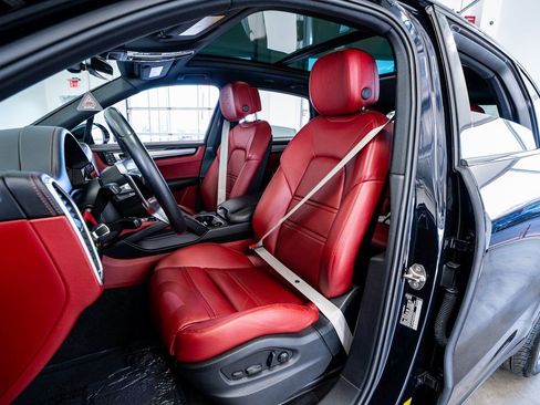 Used 2022 Porsche Cayenne Platinum Edition image 37