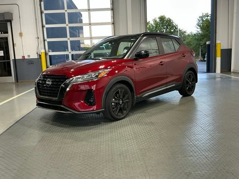 Used 2022 Nissan Kicks SR w/ Premium Package FWD image 2