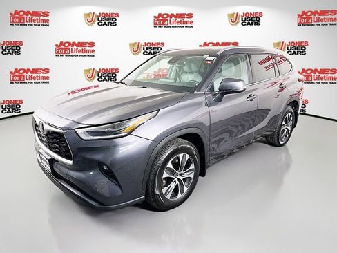 Used 2021 Toyota Highlander XLE AWD/4WD image 13