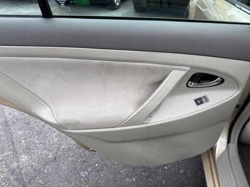 Used 2010 Toyota Camry LE FWD image 31