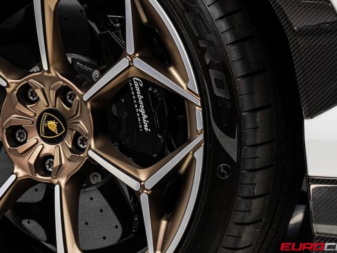 Used 2024 Lamborghini Urus Performante AWD/4WD image 31