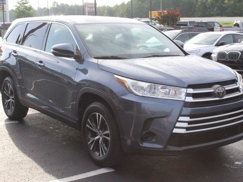 Used 2019 Toyota Highlander LE FWD image 4