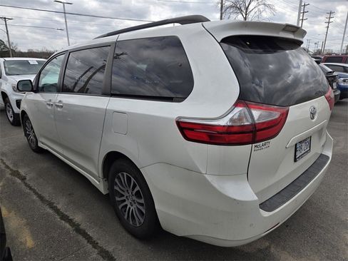 Used 2019 Toyota Sienna XLE w/ XLE Navigation Package image 5