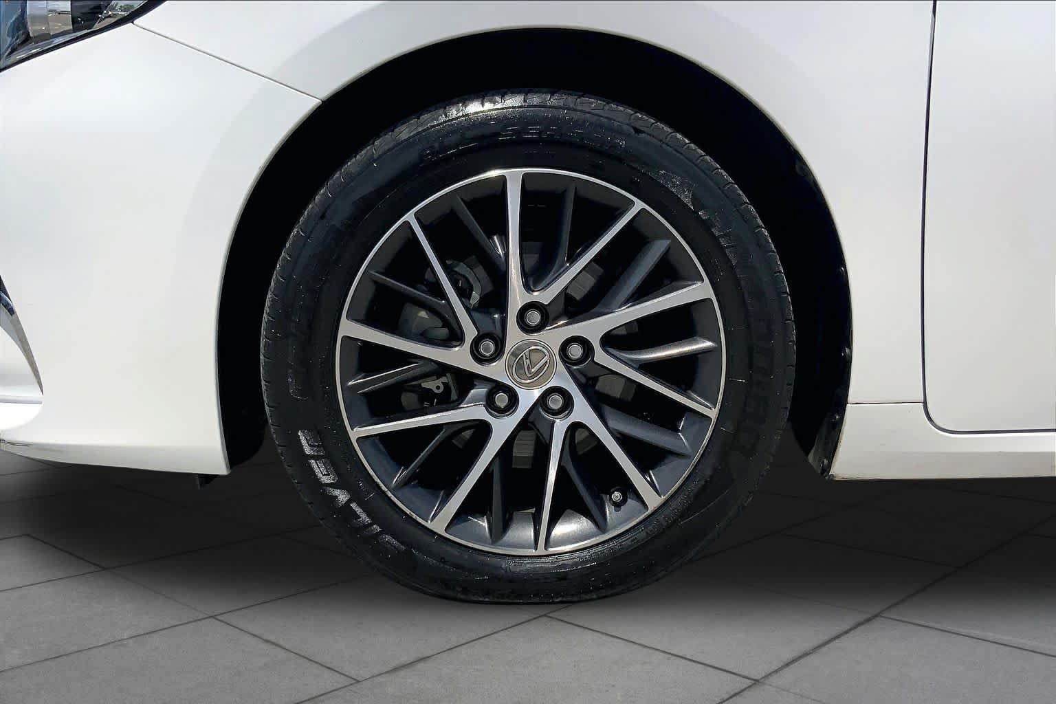 Used 2017 Lexus ES 350 w/ Luxury Package FWD image 11