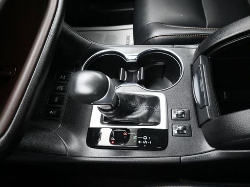 Used 2019 Toyota Highlander XLE image 24