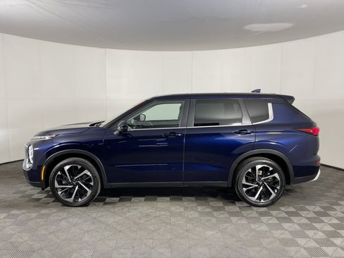Used 2022 Mitsubishi Outlander SE image 3