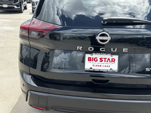 Used 2024 Nissan Rogue SV FWD image 11