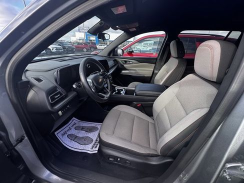 Used 2025 Chevrolet Traverse LT image 6