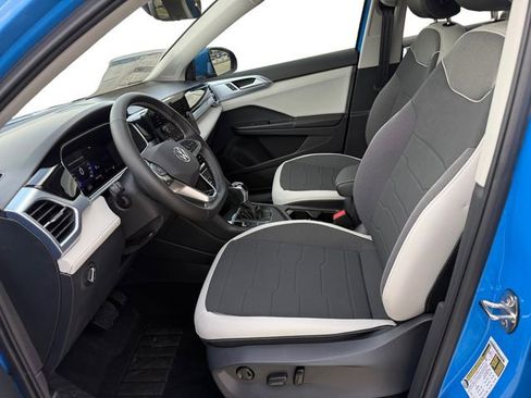 New 2025 Volkswagen Taos SE image 9