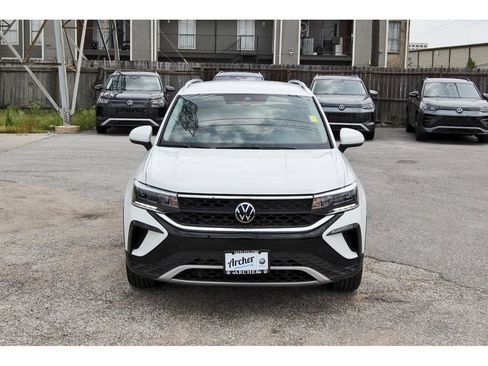 Used 2023 Volkswagen Taos SE FWD image 2