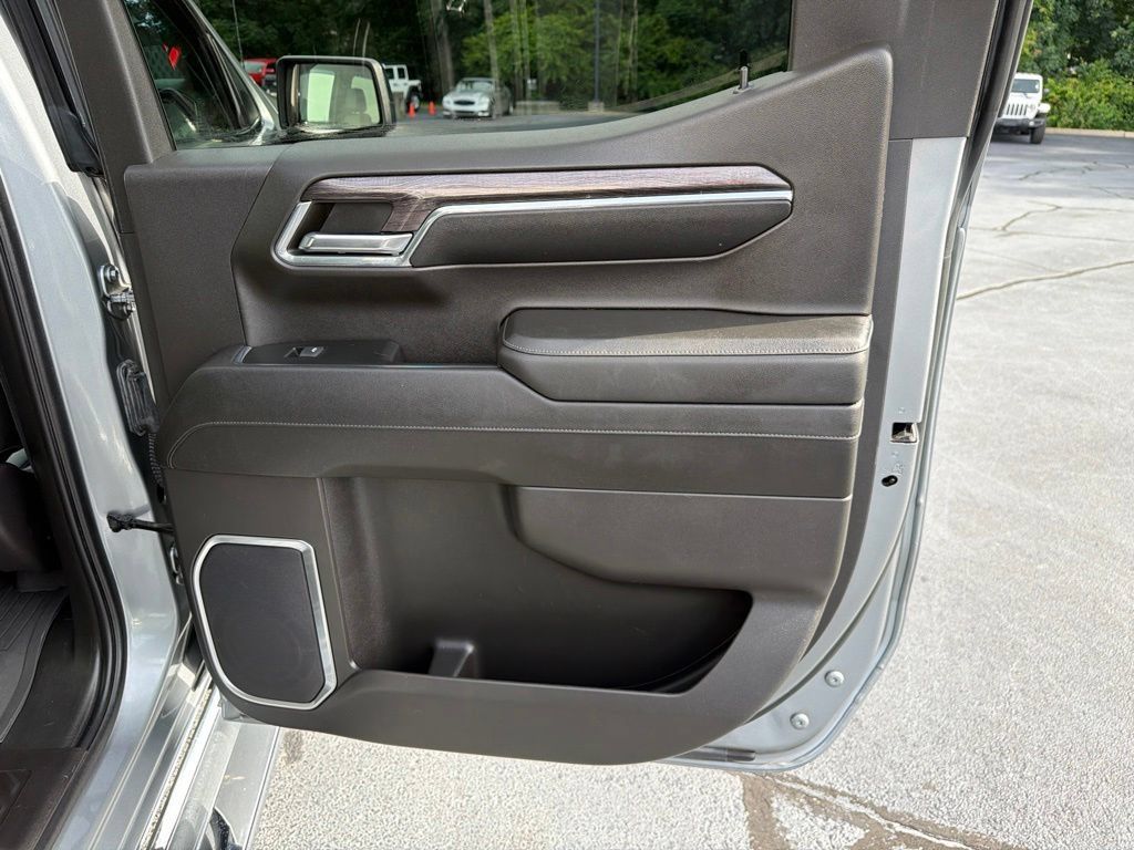 Used 2023 Chevrolet Silverado 1500 LTZ AWD/4WD image 25