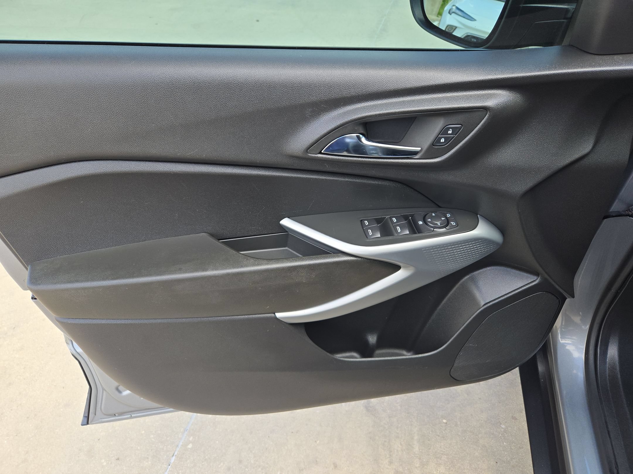 Used 2024 Chevrolet Trax RS FWD image 11