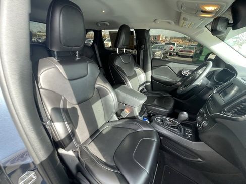 Used 2019 Jeep Cherokee Latitude Plus w/ Comfort/Convenience Group image 26