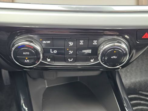 Used 2024 Chevrolet Trax LT w/ Driver Confidence Package FWD image 16